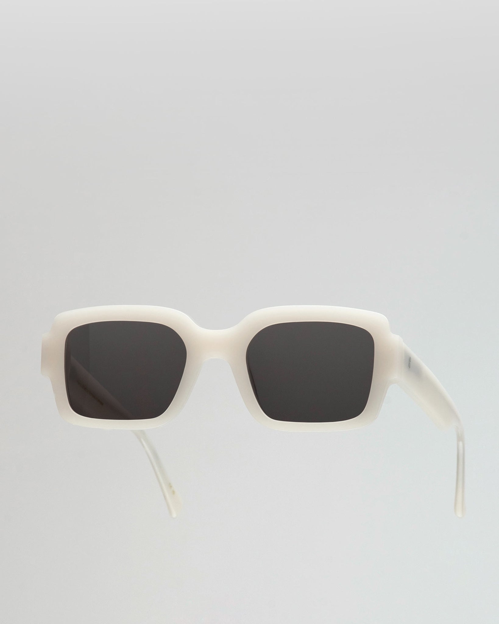 Apollo Pearl - grey solid lens