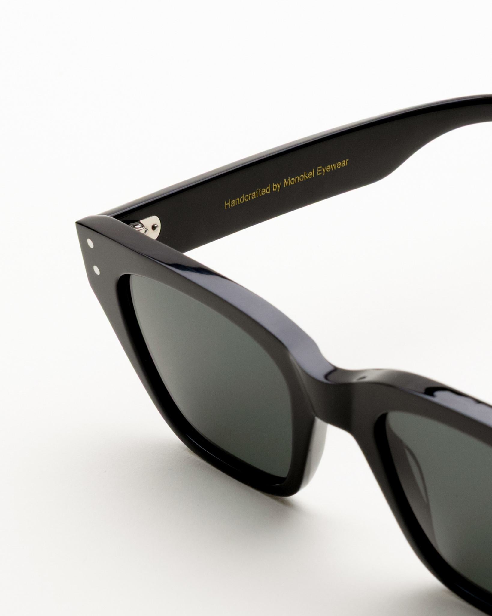 Memphis Black - green solid lens – Monokel Eyewear