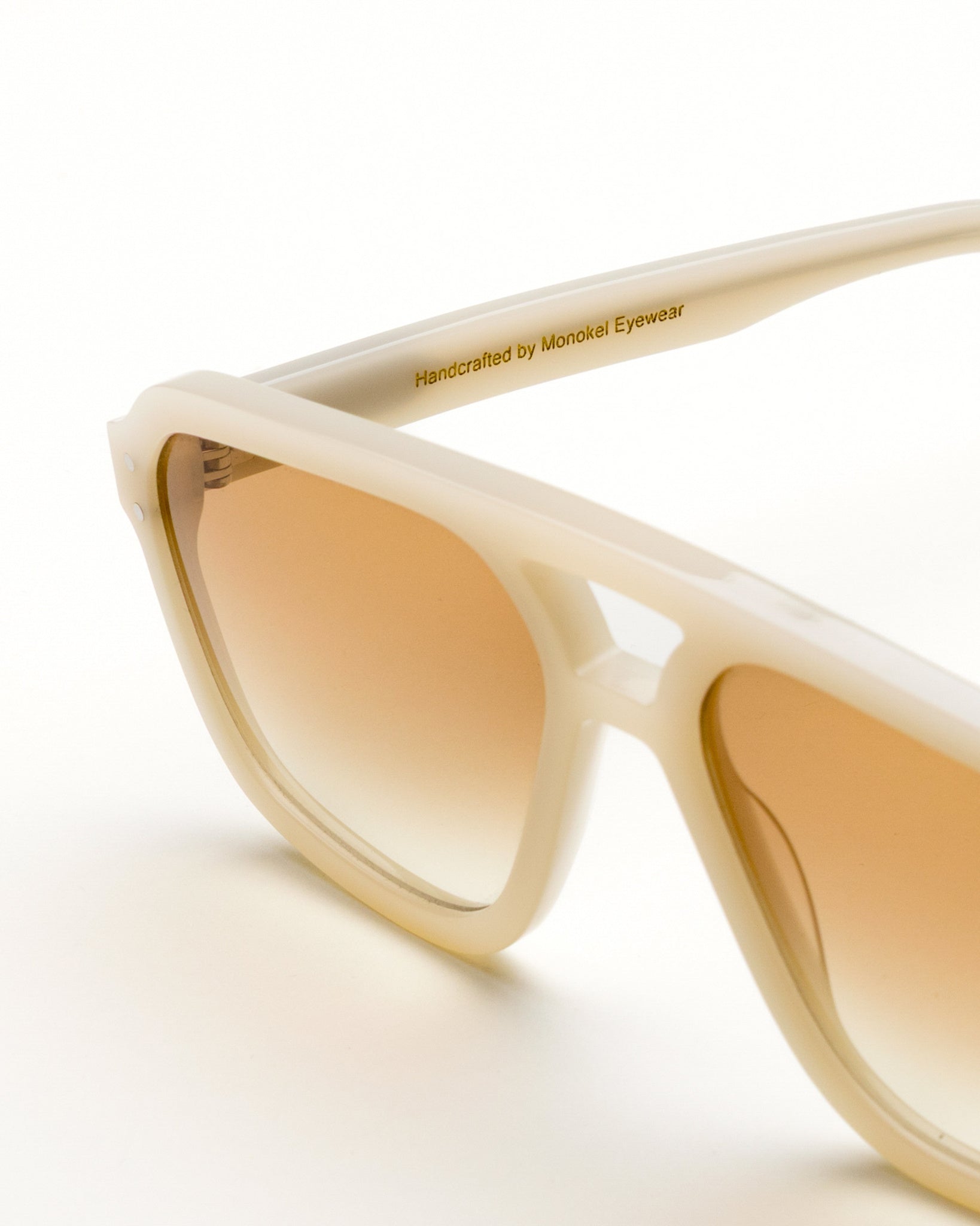 Jet Pearl - brown gradient lens