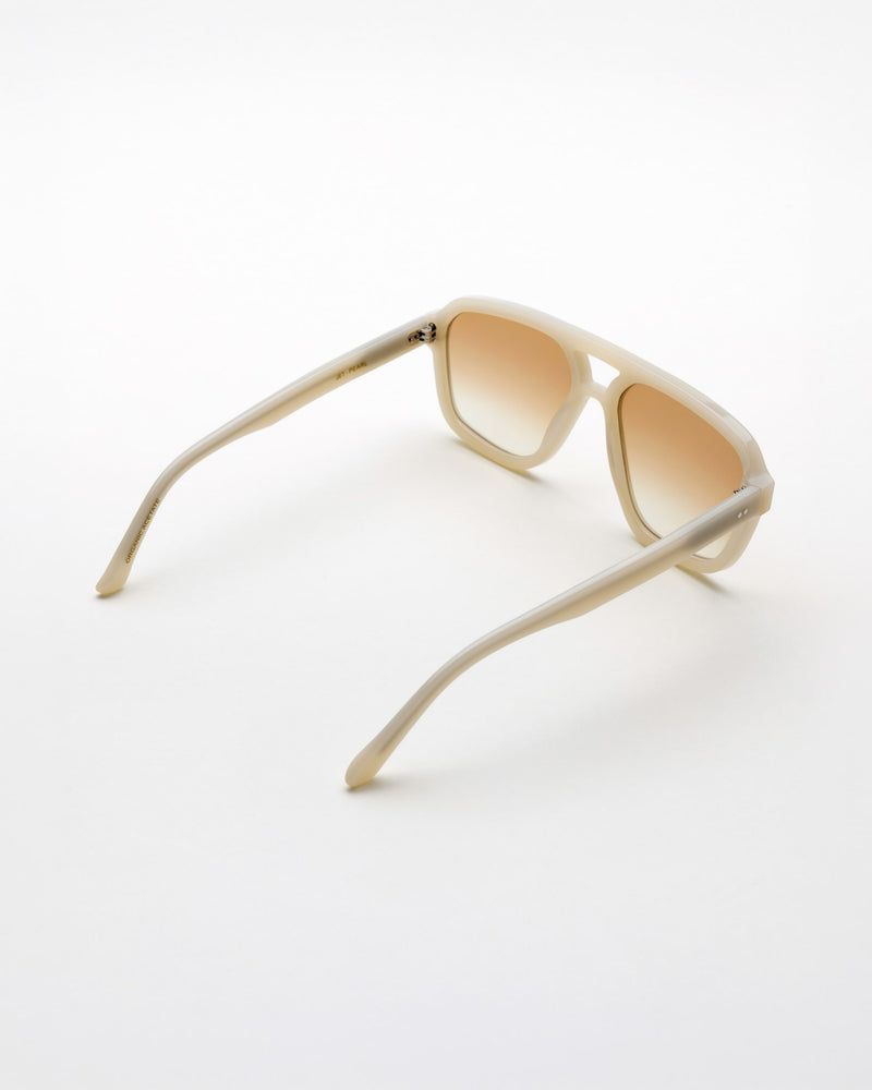 Jet Pearl - brown gradient lens