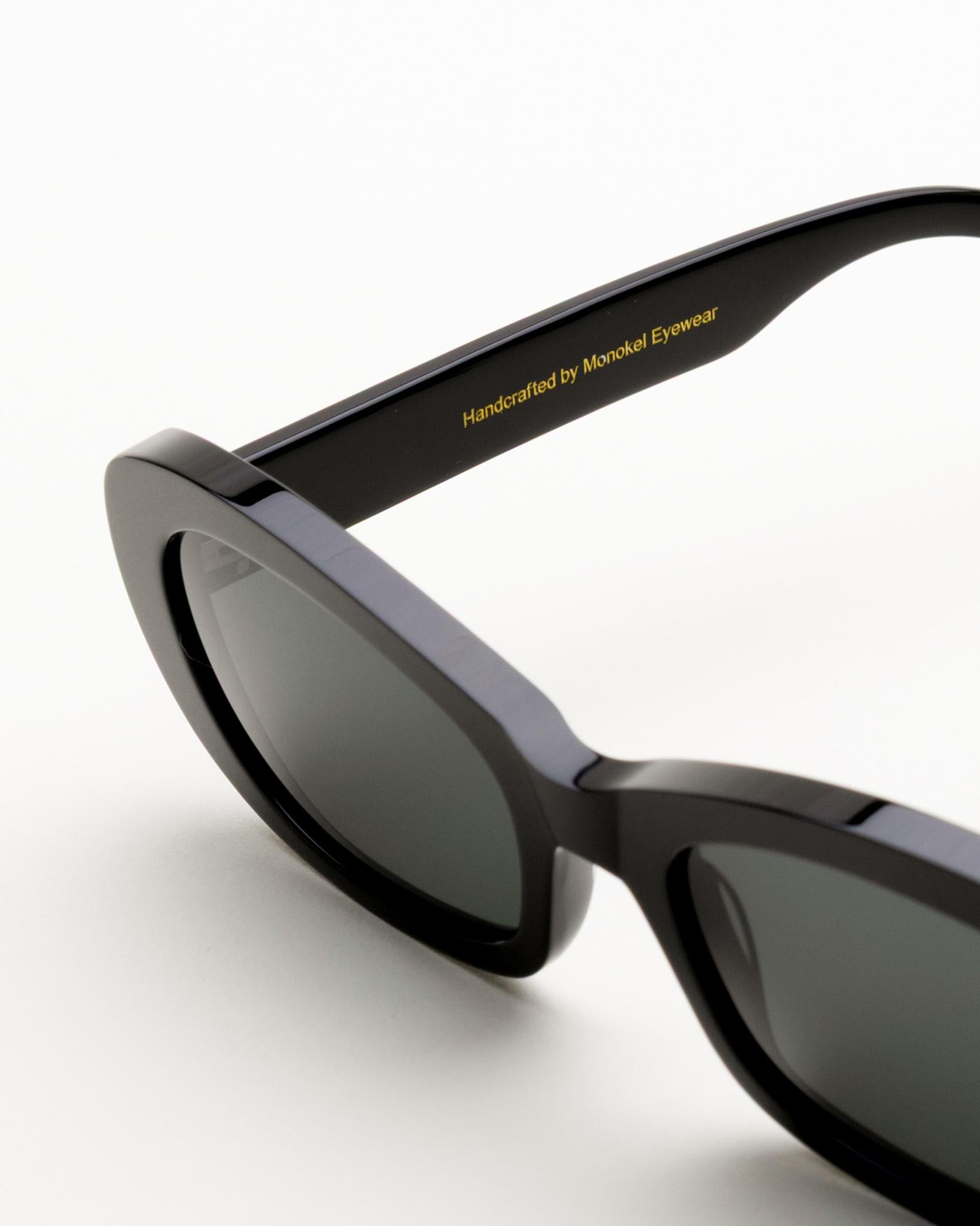 Belle Black - green solid lens