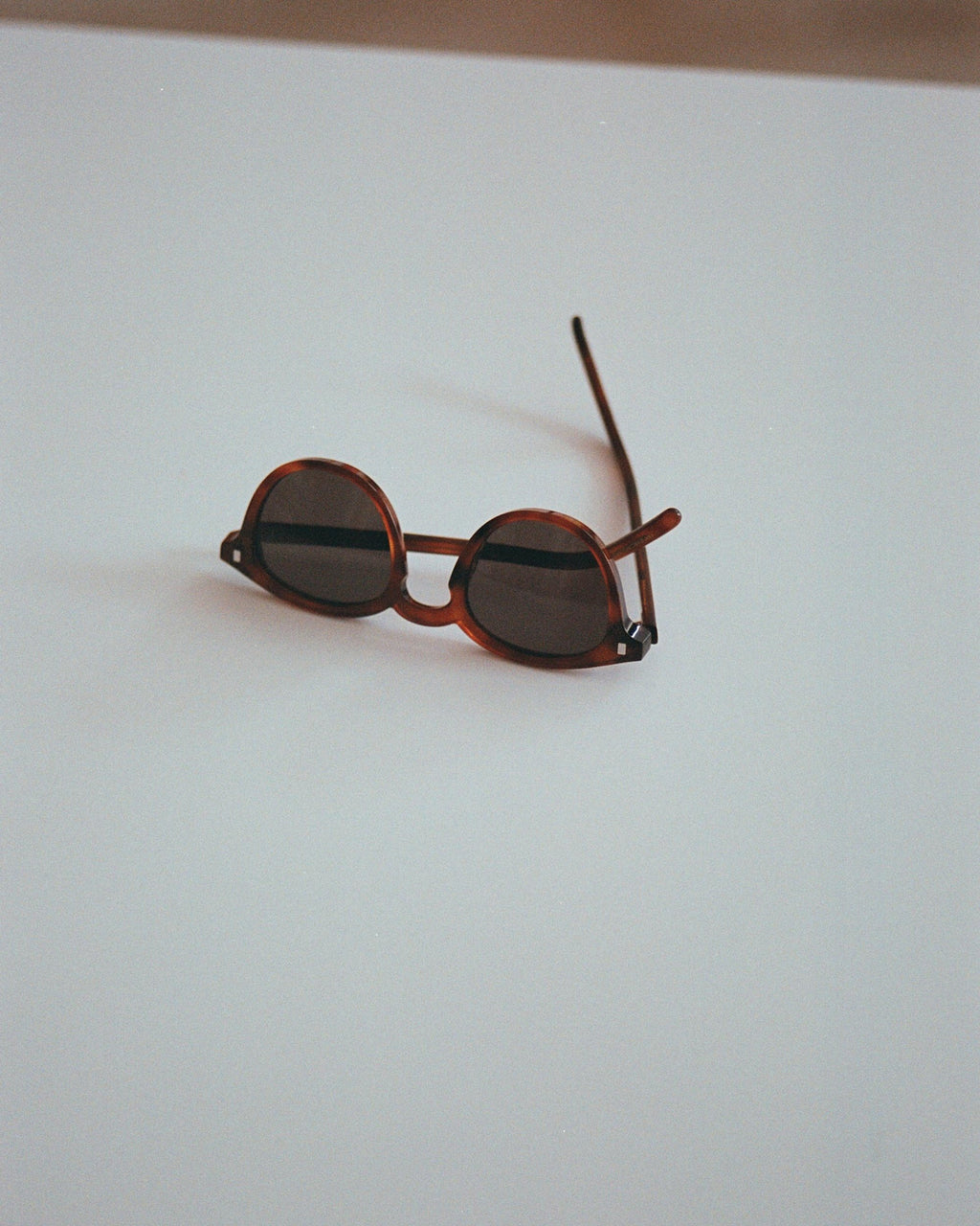 Nelson Amber - grey solid lens
